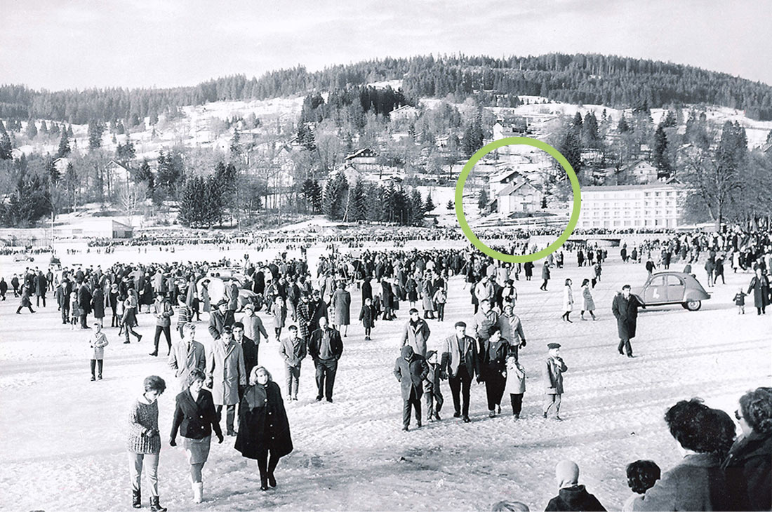 1963 - Foule et Gymkana sur le lac gelé de Gérardmer - en fond le Chalet de Warren
