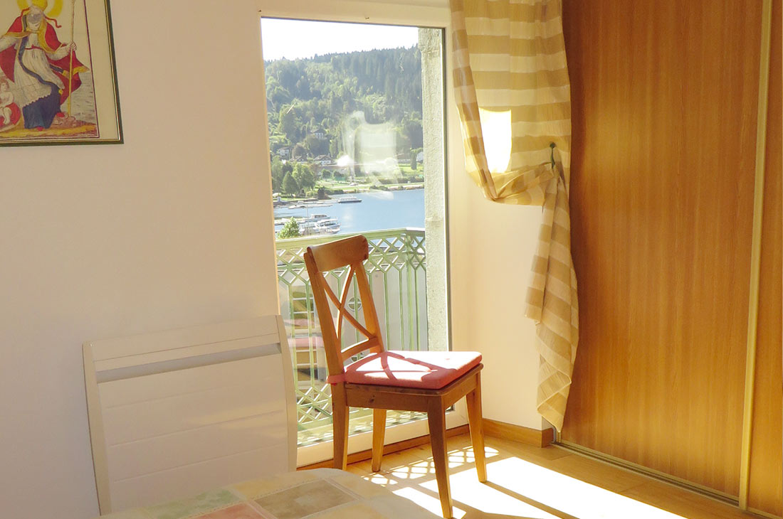 Appartement l'Aviron : chambre avec 1 lit double de 160cm - vue sur le lac