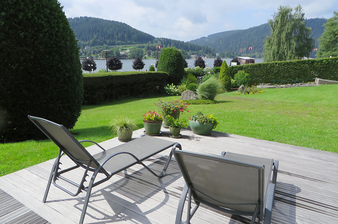 Le chalet de Warren - terrasse de la piscine avec vue sur le lac