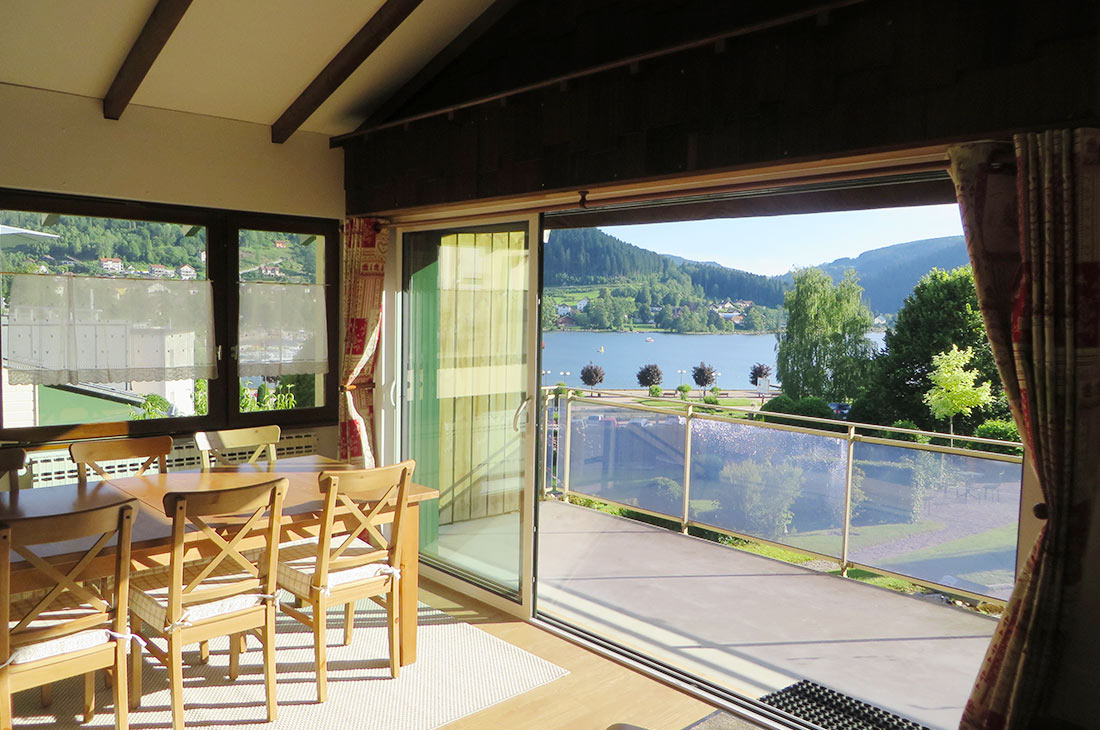 Chalet de warren - Location Pedalo - Séjour avec grande baie vitrée